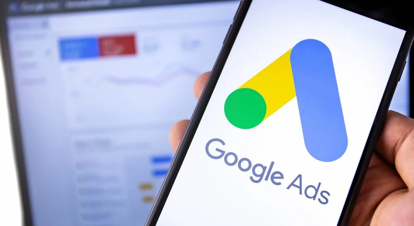 Bild zeigt ein Google Ads Dashboard im Hintergrund und das Google Ads Logo im Fordergrund