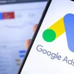 Bild zeigt ein Google Ads Dashboard im Hintergrund und das Google Ads Logo im Fordergrund
